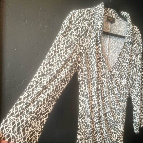 Laundry by design Los Angeles Elegant Black and White Wrap Dress 4 - Picture 5 of 14